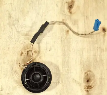 Front door high frequency speaker