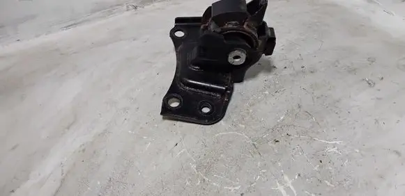 Lexus CT 200H Engine mount bracket