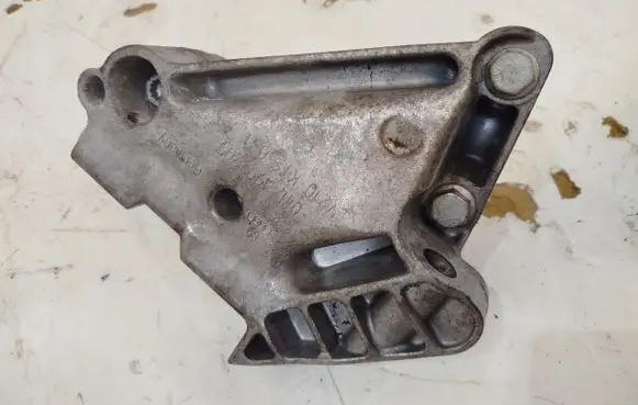 Volkswagen PASSAT B8 Engine mounting bracket 04L199207