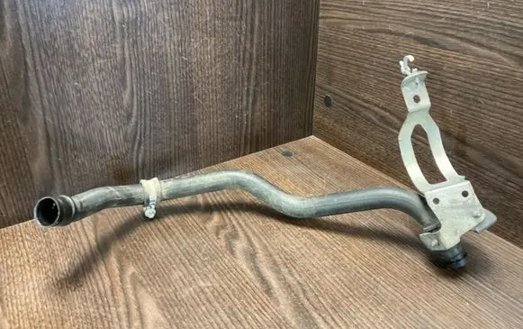 Mercedes-Benz Vito Viano W639 Oil fill pipe 6460160229 6460160429