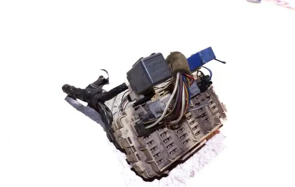 Nissan X-Trail T30 Fuse module 2433009900