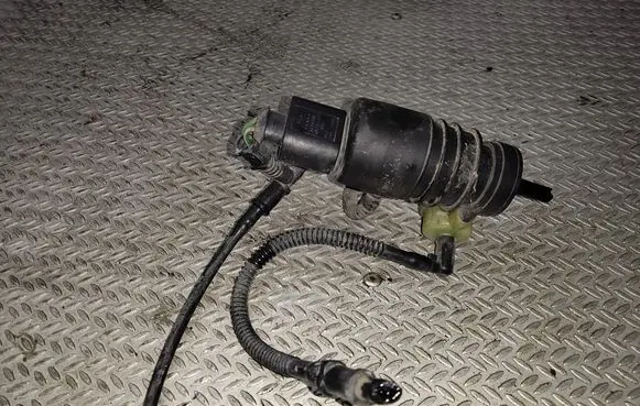 Skoda Octavia Mk1 (1U) Windscreen/windshield washer pump 1J0973722
