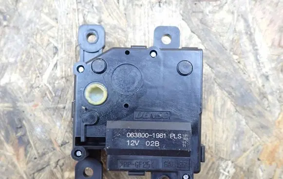 Lexus IS III XE30 Air flap motor/actuator 0638001981