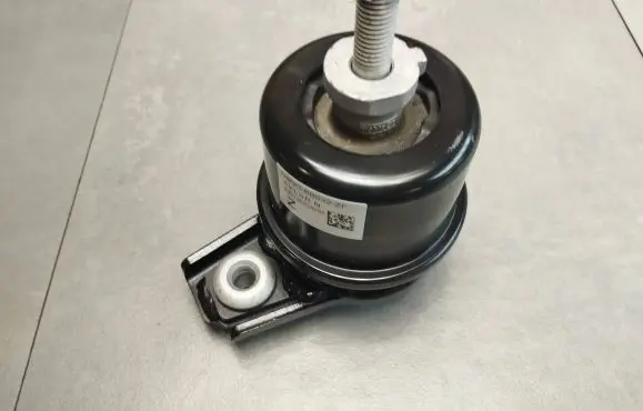 Engine mount vacuum valve