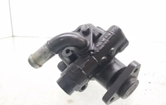 Volkswagen PASSAT B5.5 Power steering pump 8D0145177
