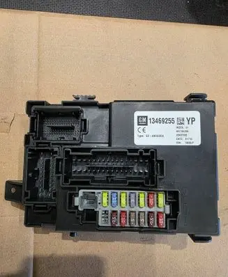 Opel Meriva B Fuse module 13469255