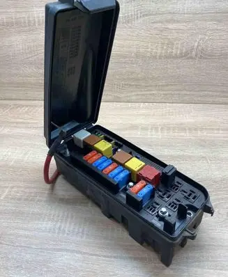 Opel Vectra C Fuse module 13172979 519067201 460023260