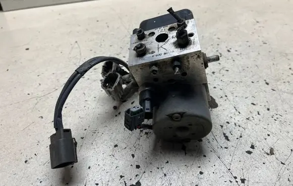 Nissan X-Trail T30 ABS Pump 476008H710