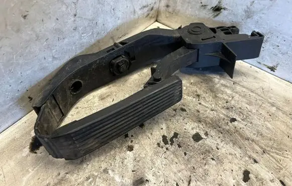 Mercedes-Benz E W211 Accelerator throttle pedal A2113000404
