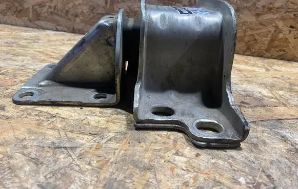 Engine mount bracket