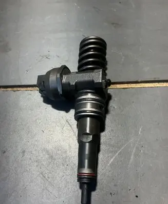 Volkswagen Golf V Fuel injector 038130073AG