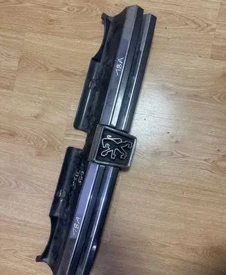Peugeot 605 Front bumper upper radiator grill