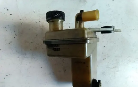 Mazda 3 I Power steering fluid tank/reservoir