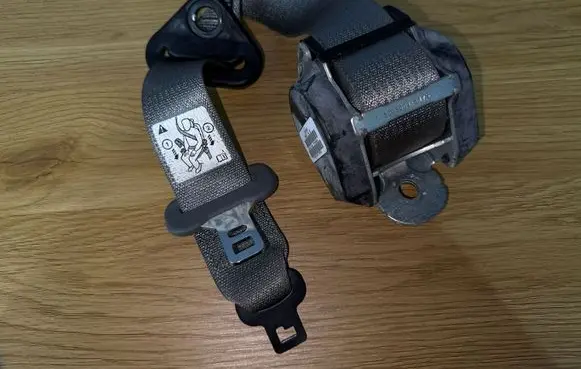 Dodge Caliber Middle seatbelt (rear) 041093