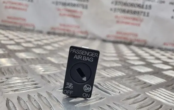 Passenger airbag on/off switch