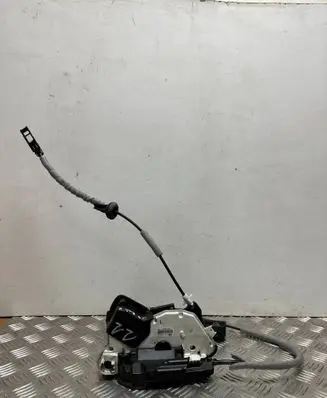Volkswagen PASSAT B8 Front door lock 5E2837016