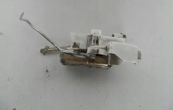Toyota Avensis T220 Front door lock 