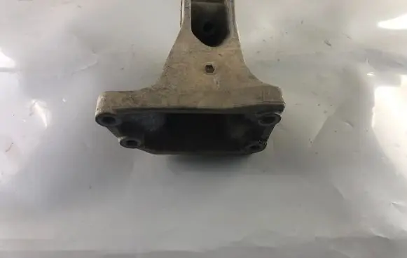 Mitsubishi Pajero Pinin Engine mounting bracket