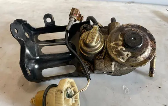 Toyota Avensis Verso Fuel filter bracket/mount holder 
