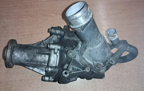 Mercedes-Benz E W124 Thermostat housing 6062010001