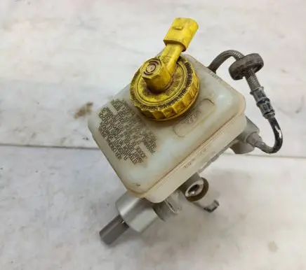 Volkswagen Golf IV Master brake cylinder 03350884591