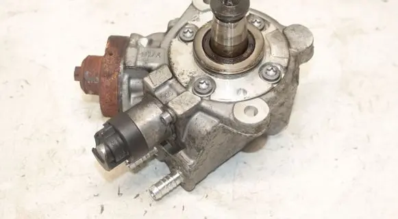 BMW 3 E90 E91 Fuel injection high pressure pump 7797874 0445010506
