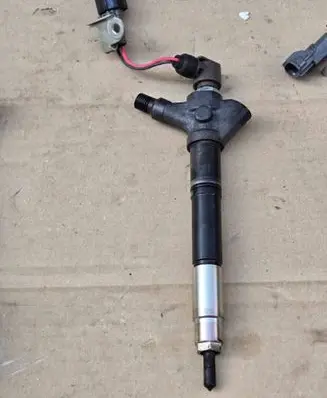 Toyota Avensis T250 Fuel injector 236700R041