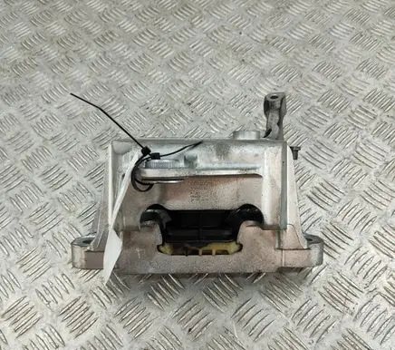Volvo XC40 Engine mount bracket 32139919