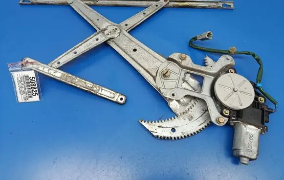 Honda CR-V Front door window regulator with motor