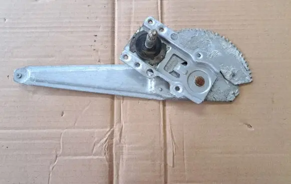 Mazda 323 F Rear window lifting mechanism without motor