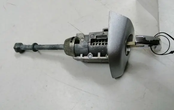Opel Corsa F Front door lock (next to the handle)