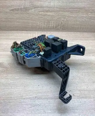 Ford Mondeo Mk III Fuse module 1S7T14A073AE