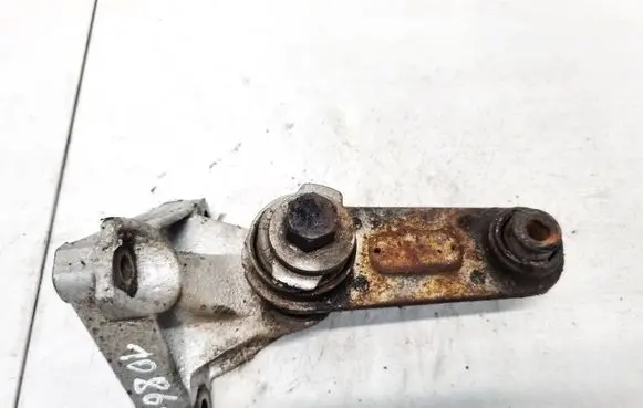 Engine mounting bracket