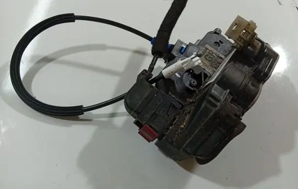 Opel Astra J Front door lock 13503802