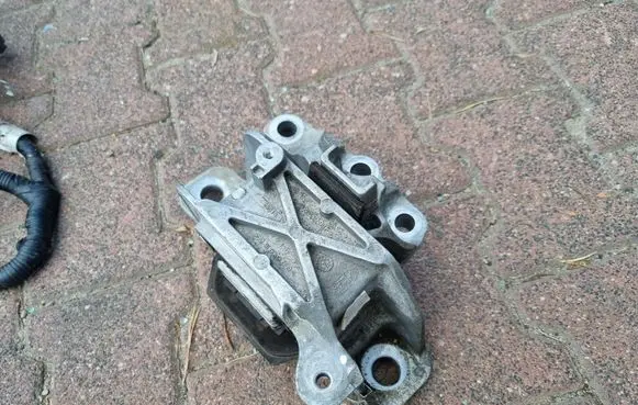 Ford Kuga III Engine mount vacuum valve 1222222222