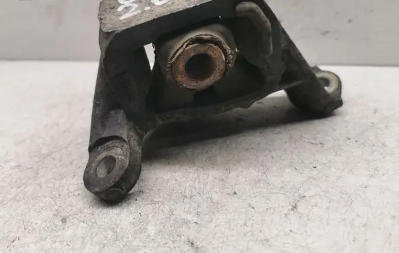 Honda CR-V Engine mount bracket