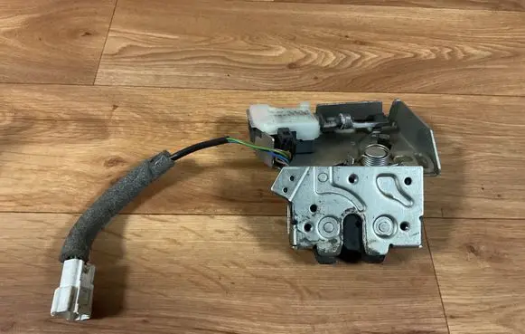 Ford Mondeo Mk III Tailgate/trunk/boot lock/catch/latch 754669 F00P220401