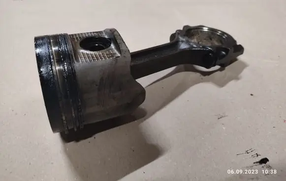 Nissan Navara D22 Piston with connecting rod