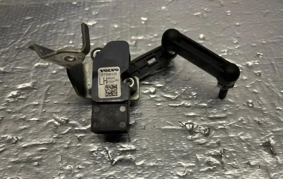 Headlight/headlamp level sensor