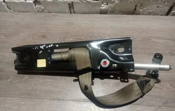 Volvo S80 Front seatbelt