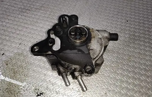 Volkswagen Golf V Vacuum pump 03G145209