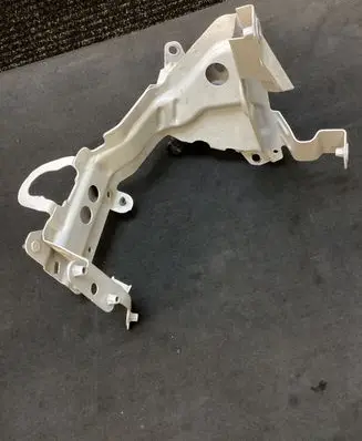 Audi Q8 Fender mounting bracket 4M8821131C