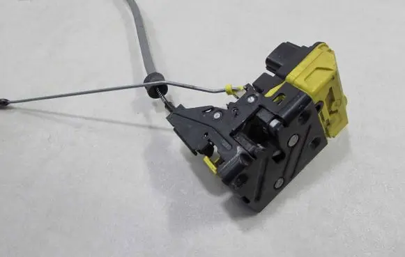 Volvo V70 Front door lock 30699749 48628