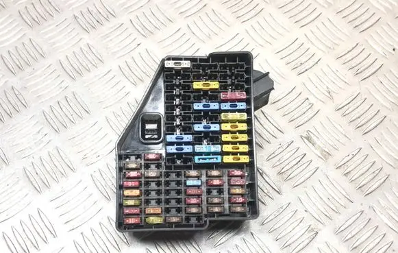 Skoda Fabia Mk1 (6Y) Fuse module 6Q1941824B 1836518367