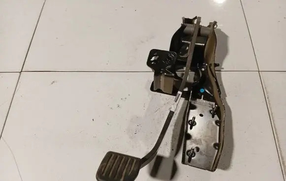 Ford Mondeo MK IV Clutch pedal 