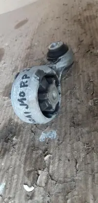 Engine mount vacuum valve