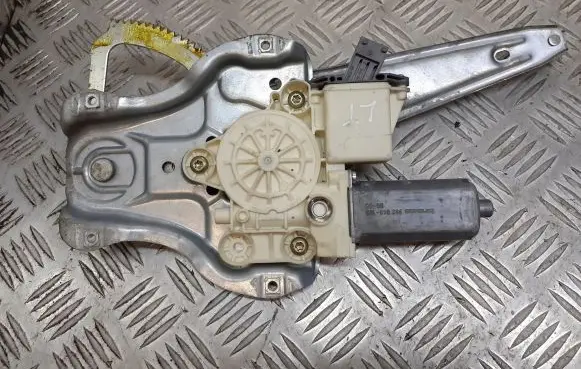 Toyota Avensis T250 Front door electric window regulator 69840-05100