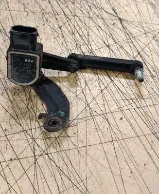 Headlight/headlamp level sensor