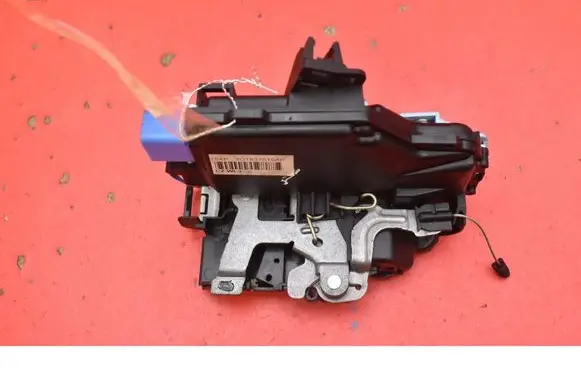 Volkswagen Golf Plus Front door lock 3D1837015AP