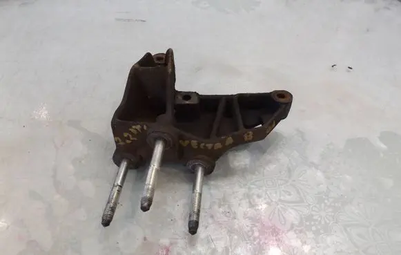 Opel Vectra B Engine mounting bracket